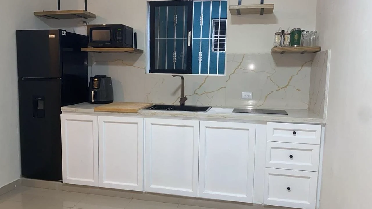Cocina completamente equipada de Solano Apartments con electrodomésticos modernos