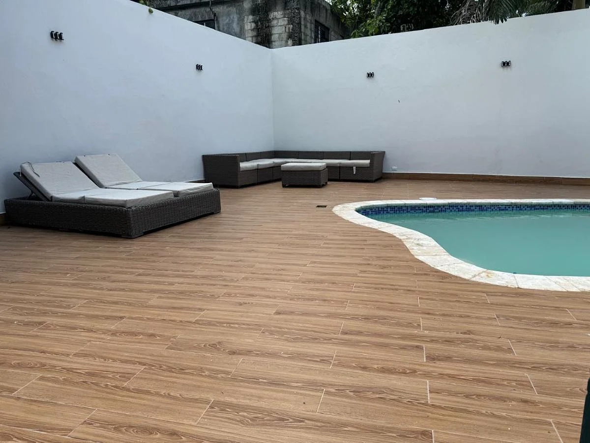 Vista lateral de la piscina de Solano Apartments
