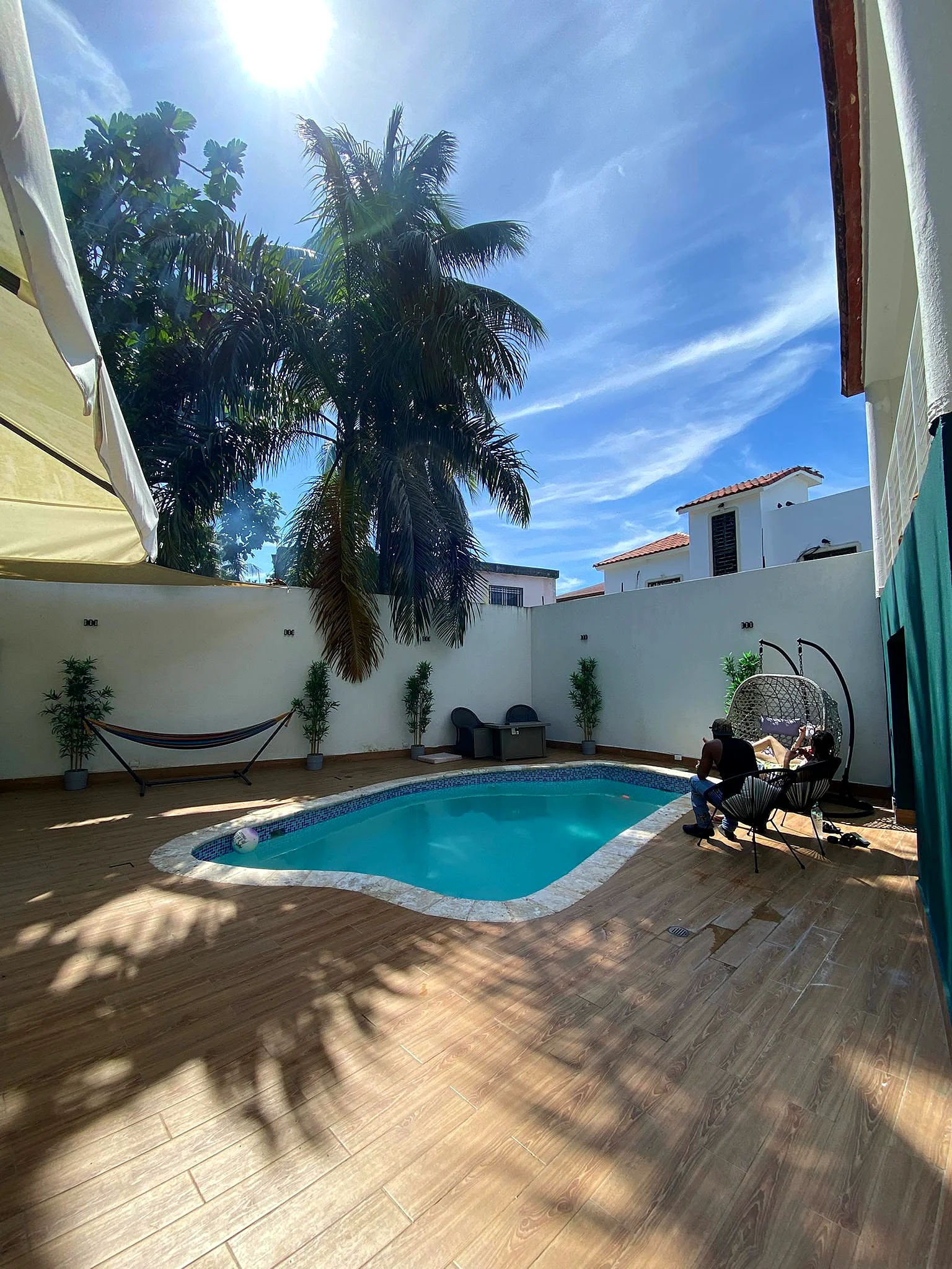 Piscina de Solano Apartments rodeada de vegetación tropical