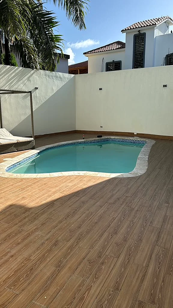 Edificio principal de Solano Apartments con la piscina al frente
